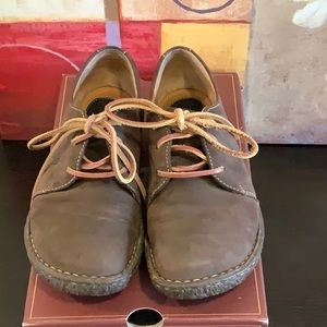 Born Kenya casual shoe in brown. Size 9 1/2.